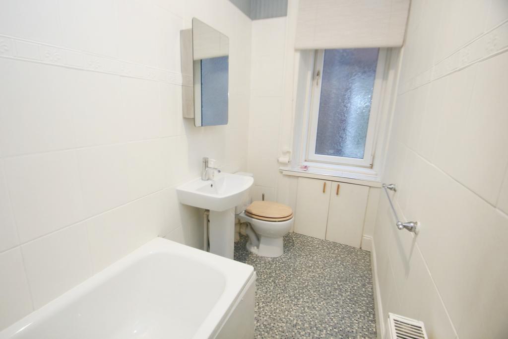 Apartment in Glasgow, Waverley Park, Crossmyloof - More