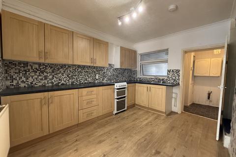 2 bedroom terraced house to rent, Station Road, Rugeley, WS15
