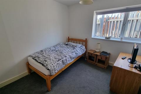 Studio to rent, Swan House, 76 Lower High Street, Cradley Heath,
