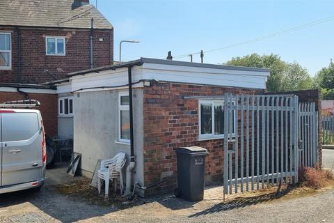 Studio to rent, Swan House, 76 Lower High Street, Cradley Heath,