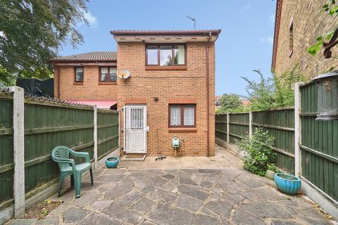 2 bedroom end of terrace house for sale, Waterside Close, Barking
