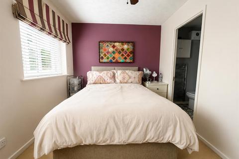 2 bedroom semi-detached house for sale, Kinnaird Close, Slough