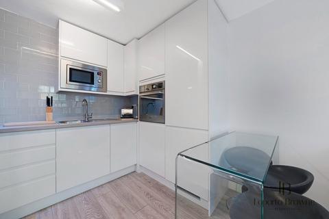 2 bedroom farm house to rent, Heather Walk, W10