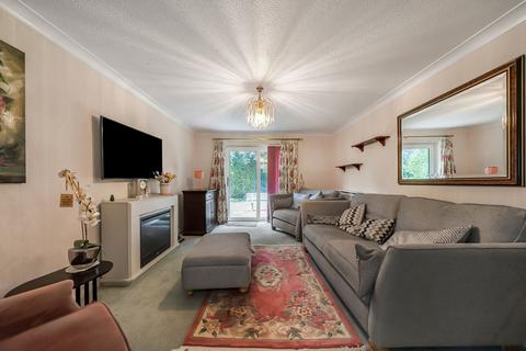 2 bedroom retirement property for sale, The Doultons, Octavia Way, Staines-upon-Thames, TW18