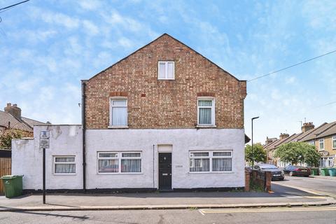 2 bedroom end of terrace house for sale, Selby Road, London, E13