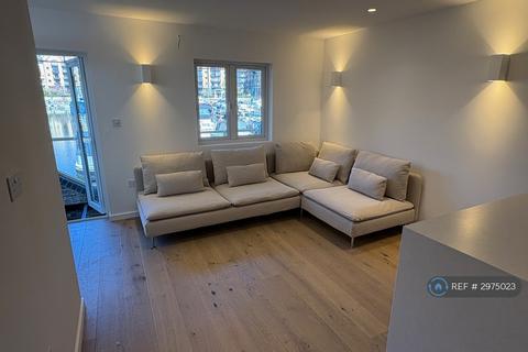 2 bedroom terraced house to rent, Mews Street, London, E1W