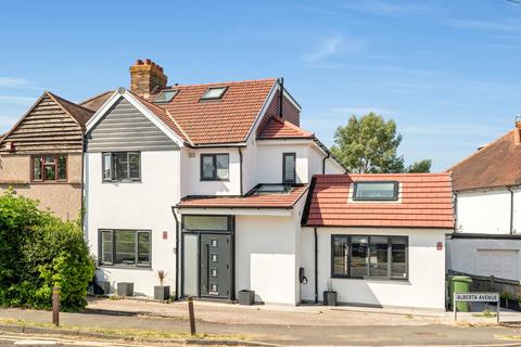 Alberta Avenue, Cheam, SM1