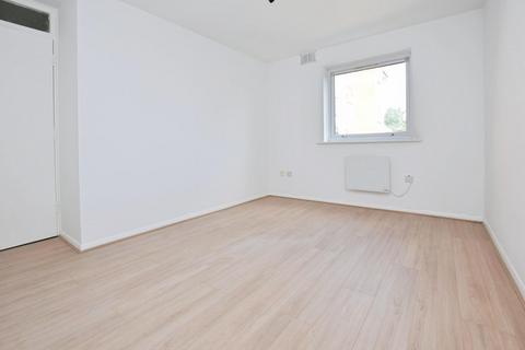 2 bedroom flat to rent, Gurney Close, Barking, IG11