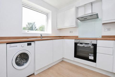 2 bedroom flat to rent, Gurney Close, Barking, IG11