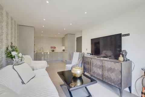 2 bedroom apartment for sale, High Road, Benfleet, SS7