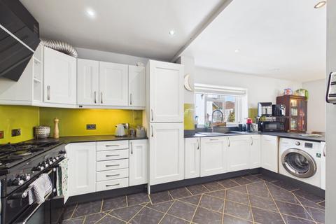 4 bedroom semi-detached house to rent, Doris Road, Ashford, Surrey, TW15