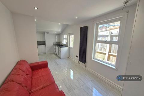 4 bedroom terraced house to rent, Frant Road, Thornton Heath, CR7
