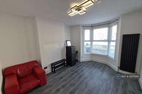 4 bedroom terraced house to rent, Frant Road, Thornton Heath, CR7