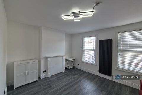 4 bedroom terraced house to rent, Frant Road, Thornton Heath, CR7