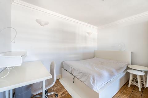 Studio to rent, Inverness Terrace, Queensway, London, W2