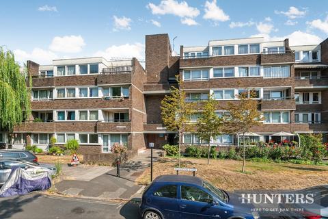 Augustus Close, Brentford