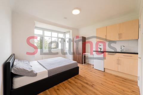 Studio to rent, London, NW4