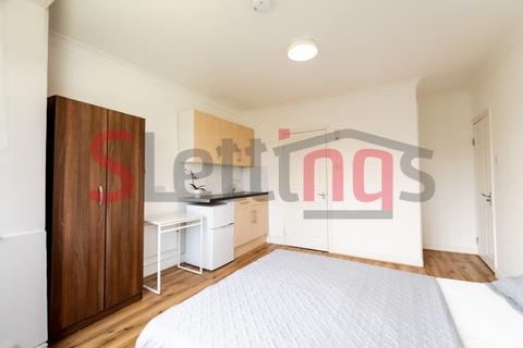 Studio to rent, London, NW4