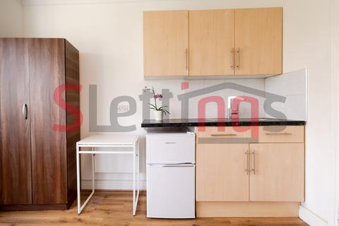 Studio to rent, London, NW4