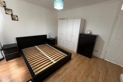 3 bedroom house to rent, Hollybush Street, London, E13