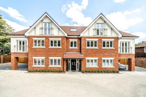 2 bedroom flat for sale, Brooklands Road, Weybridge KT13