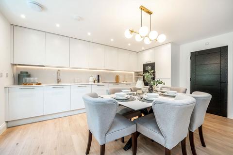 2 bedroom flat for sale, Brooklands Road, Weybridge KT13