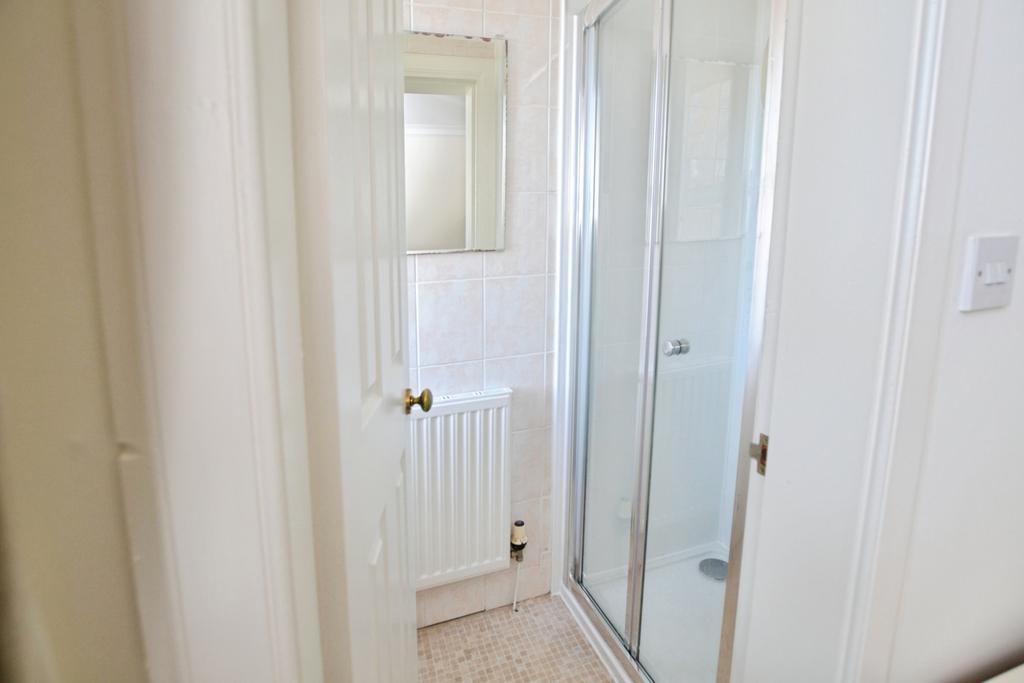 Albion Road, Edinburgh, EH7 - More