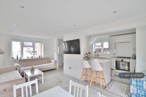 2 bedroom terraced house to rent, Chadwell Avenue, Waltham Cross, EN8