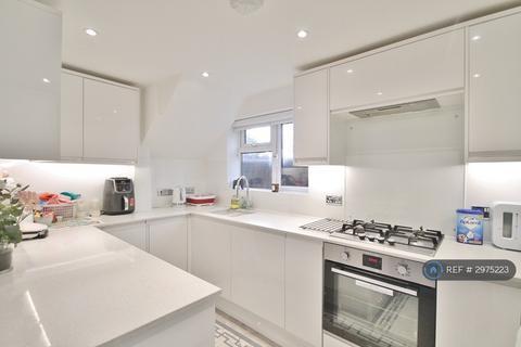 2 bedroom terraced house to rent, Chadwell Avenue, Waltham Cross, EN8