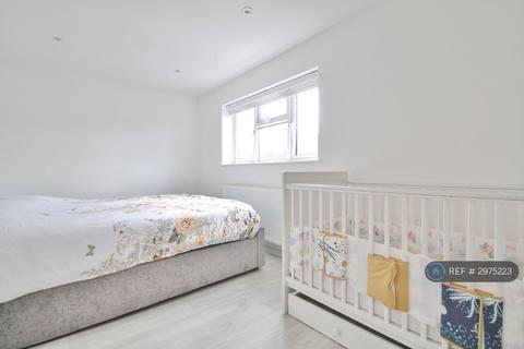 2 bedroom terraced house to rent, Chadwell Avenue, Waltham Cross, EN8
