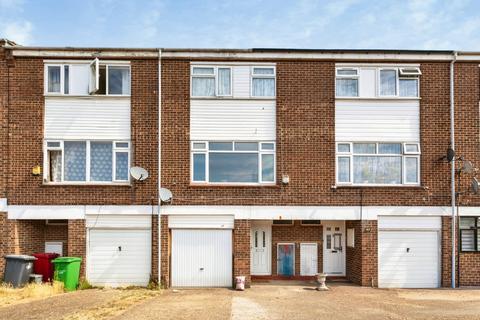 4 bedroom terraced house to rent, Weekes Drive, Slough, Berkshire, SL1
