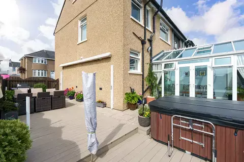 4 bedroom end of terrace house for sale - Aanzicht 2