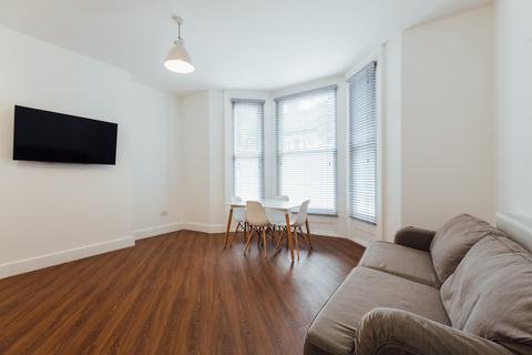 2 bedroom house to rent, 24 Marlborough Avenue, Hull HU5