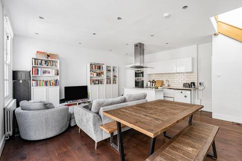 2 bedroom terraced house to rent, Craven Mews, London, SW11