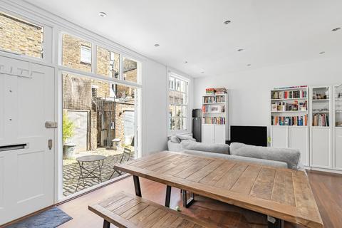 2 bedroom terraced house to rent, Craven Mews, London, SW11