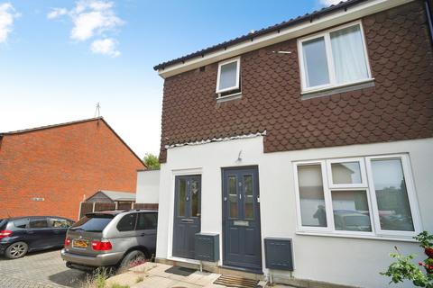 1 bedroom maisonette for sale, Celandine Drive, London, SE28