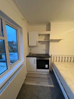 Studio to rent, Lichfield Grove, London N3