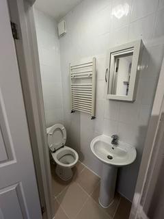 Studio to rent, Lichfield Grove, London N3