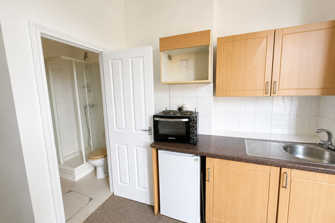 Studio to rent, Lichfield Grove, London N3