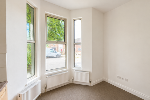 Studio to rent, Lichfield Grove, London N3