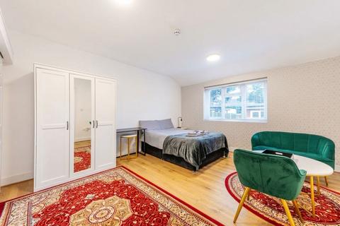 Studio to rent, Walton Close, London NW2