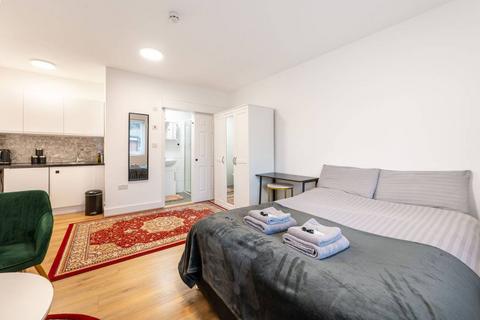 Studio to rent, Walton Close, London NW2
