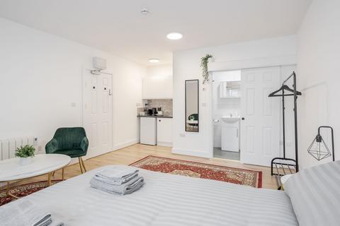 Studio to rent, Walton Close, London NW2