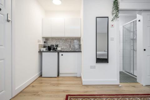 Studio to rent, Walton Close, London NW2