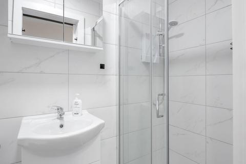 Studio to rent, Walton Close, London NW2
