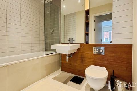 2 bedroom flat to rent, Hillcrest Road, London, E18