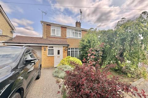 3 bedroom semi-detached house to rent, Hawthorn Close, Aylesbury