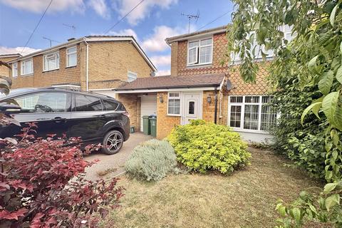 3 bedroom semi-detached house to rent, Hawthorn Close, Aylesbury