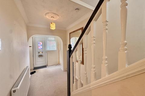 3 bedroom semi-detached house to rent, Hawthorn Close, Aylesbury
