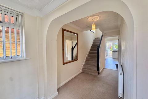 3 bedroom semi-detached house to rent, Hawthorn Close, Aylesbury